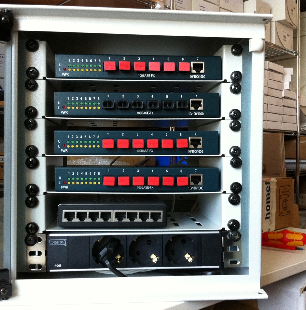 10" Rack mit 3 Homefibre OMS126-Switches